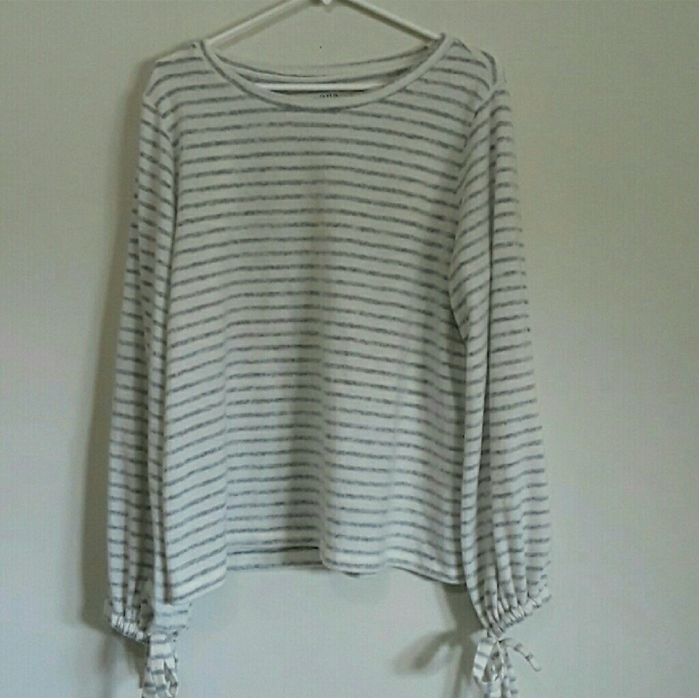 Grey striped long sleeve  (NEW LISTING)